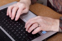 Bekijk details van John helpt senioren met computervragen
