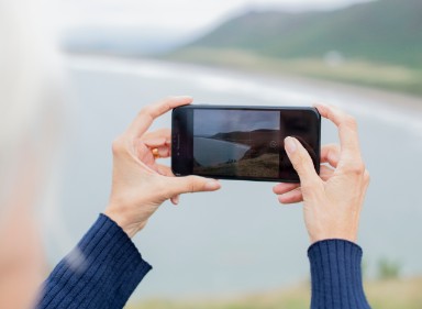 Foto van iemand die met een smartphone een foto maakt