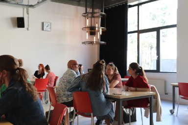 Leerlingen in gesprek met de hoofdpersoon
