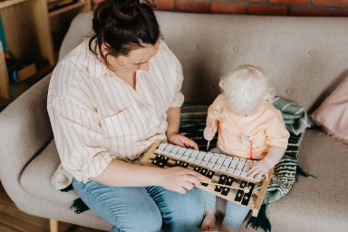 Moeder en kind maken samen muziek