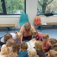 Marike van Mirakel Musicaltheater leest voor aan kinderen