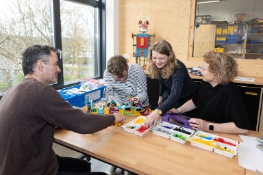 Volwassenen doen een bedrijfsuitje in de Techniekwerkplaats