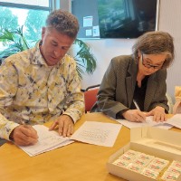 Foto van de ondertekening van de samenwerkingsovereenkomst tussen Antonius MAVO XL en de bibliotheek Gouda