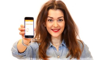 Vrouw die een telefoon met de BiebApp laat zien